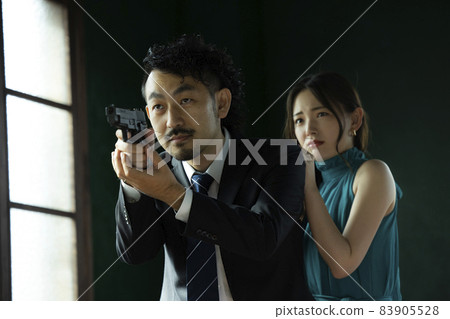 保護美女的大鬍子人 83905528