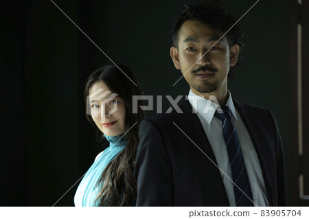 保護美女的大鬍子人 83905704