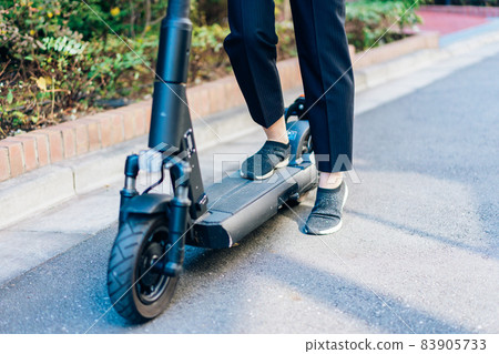 騎電動滑板車和電動滑板車的人 騎電動滑板車和電動滑板車的人 83905733
