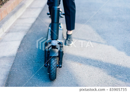 騎電動滑板車和電動滑板車的人 83905735