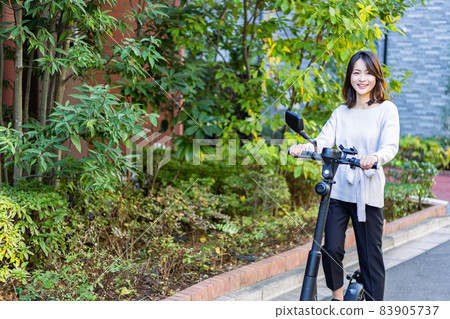 騎電動滑板車和電動滑板車的人 騎電動滑板車和電動滑板車的人 83905737