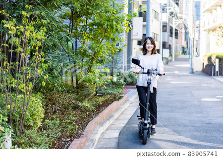 騎電動滑板車和電動滑板車的人 騎電動滑板車和電動滑板車的人 83905741