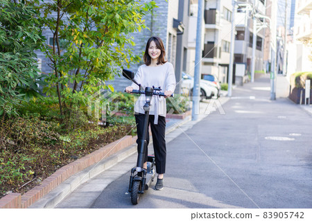 騎電動滑板車和電動滑板車的人 83905742