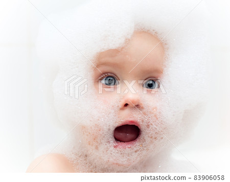 Baby bathing 83906058