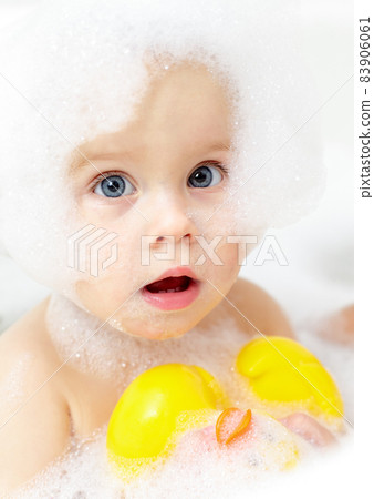 Baby bathing Baby bathing 83906061