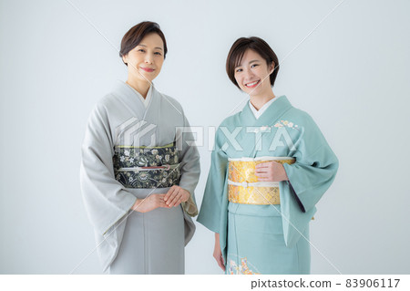 兩個穿和服的女人,參觀和服,素色 兩個穿和服的女人,參觀和服,素色 83906117