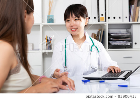 Female physiotherapist explaining diagnosis to her woman patient 83906415