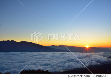 The rising sun over the sea of clouds 83906818