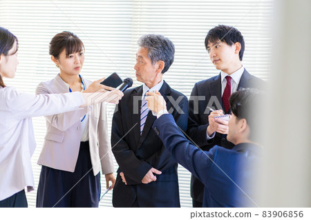 Press conference, box coverage, hanging interview image 83906856
