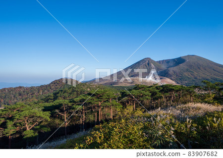 秋日霧島蝦野高原池塘美麗的秋葉 秋日霧島蝦野高原池塘美麗的秋葉 83907682