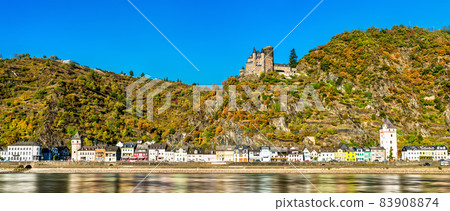 Katz Castle above Sankt Goarshausen town in the Rhine Gorge, Germany Katz Castle above Sankt Goarshausen town in the Rhine Gorge, Germany 83908874