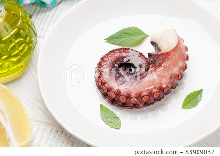 Grilled octopus 83909032