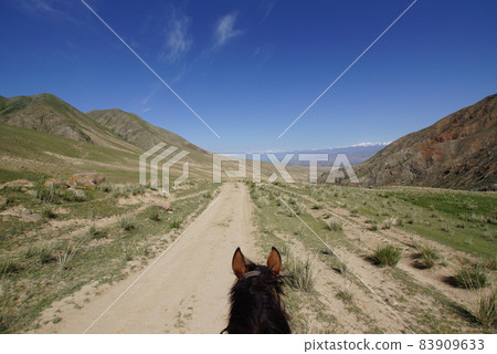 在吉爾吉斯斯坦 Kochikol 附近騎馬 83909633