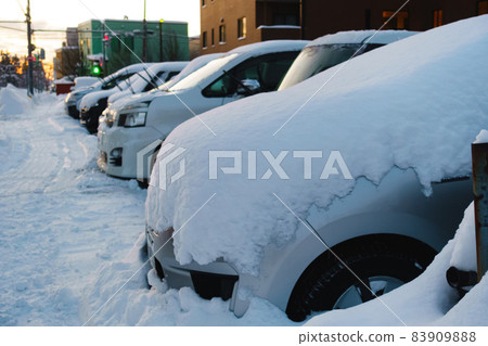 有降雪的汽車札幌，北海道 83909888