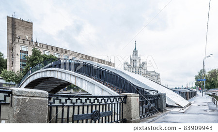 Tessinsky Bridge, view from Serebryanicheskaya Embankment on the Kotelnicheskaya Embankment Building Tessinsky Bridge, view from Serebryanicheskaya Embankment on the Kotelnicheskaya Embankment Building 83909943