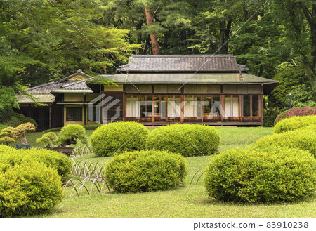 [Shibuya, Tokyo] Kakuuntei in Meiji Jingu Gyoen stands in front of azalea shrubs and bonsai. 83910238