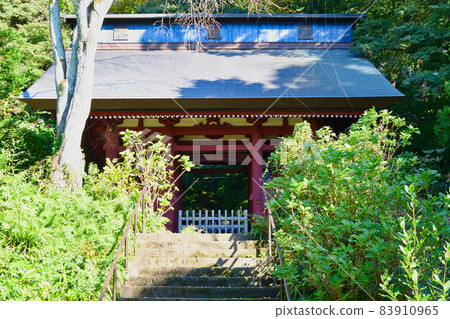 Niomon Gate at Myohoji Temple in Kamakura Niomon Gate at Myohoji Temple in Kamakura 83910965