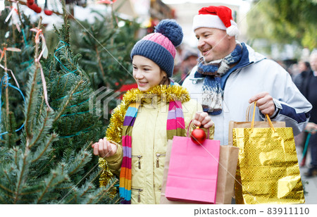 Girl with father choosing Xmas tree Girl with father choosing Xmas tree 83911110