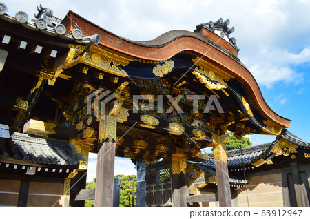 Looking up at the gorgeous Karamon of Nijo Castle that I visited in the afternoon of November 83912947