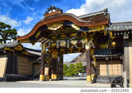 Overwhelmed by the gorgeous Karamon of Nijo Castle, which I visited in the afternoon of November 83912948