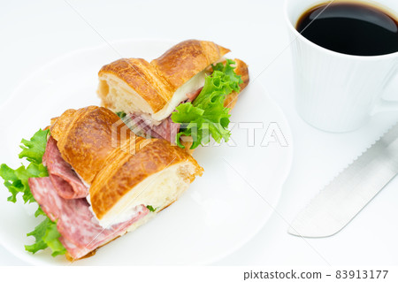 Croissant sandwich Croissant sandwich 83913177