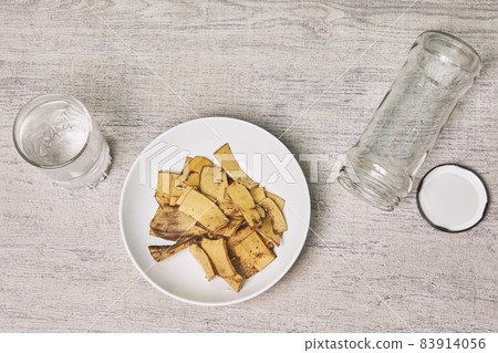 Banana peel fertilizer - cut banana peels into small pieces ready to make fertilizer. Nitrogen of banana fruit peels effective for growing low-nitrogen plants agriculture 83914056