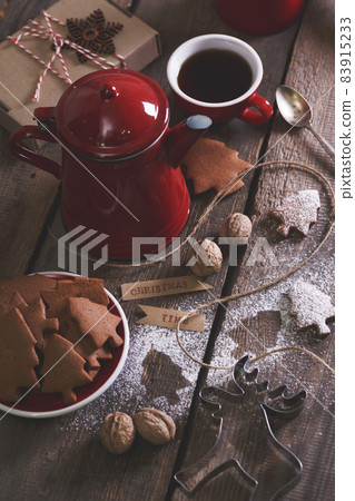 gift box with ginger cookies 83915233