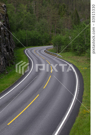 a windy road 83915330