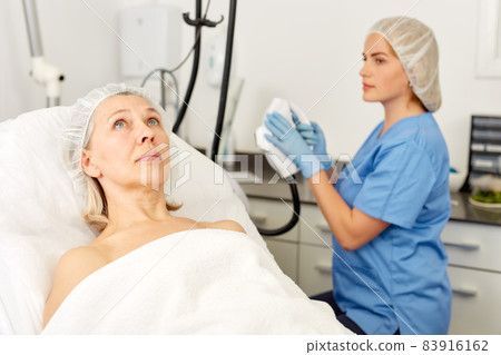 Elderly woman in aesthetic cosmetology clinic Elderly woman in aesthetic cosmetology clinic 83916162