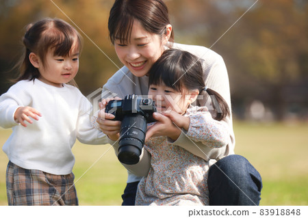 Parent and child who sees picture which we photographed Parent and child who sees picture which we photographed 83918848