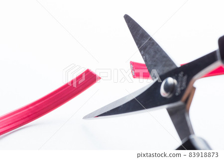 用剪刀剪 83918873