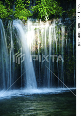 夏天的太陽開始進入的輕井澤白絲瀑布 83918899