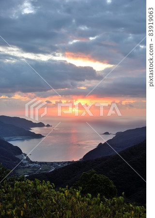Amami Oshima: Fantastic Isu Bay illuminated by the rising sun 83919063