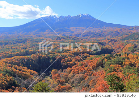 秋天從海田高原看白雪皚皚的御嶽山 83919140