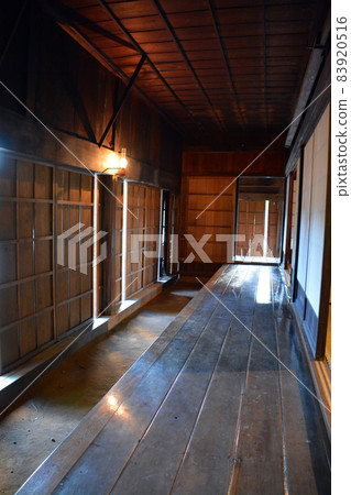 Former Shimamatsu Station in the autumn colors (inside and exterior) 83920516