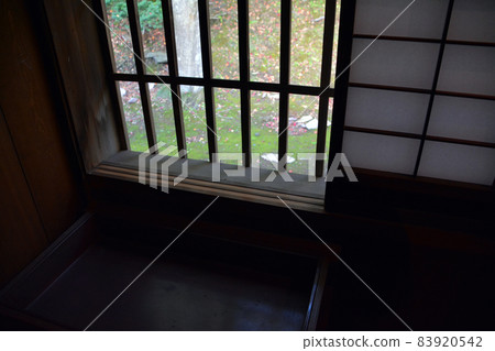 Former Shimamatsu Station in the autumn colors (inside and exterior) 83920542