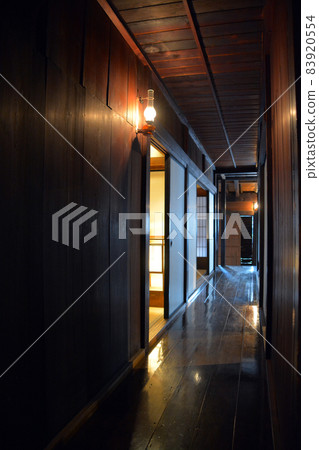 Former Shimamatsu Station in the autumn colors (inside and exterior) 83920554