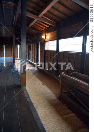 Former Shimamatsu Station in the autumn colors (inside and exterior) 83920618