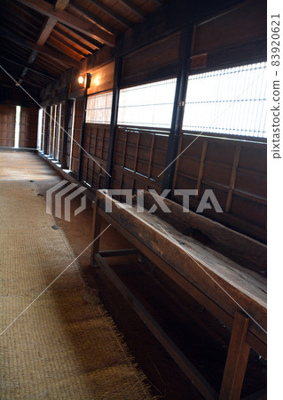 Former Shimamatsu Station in the autumn colors (inside and exterior) 83920621