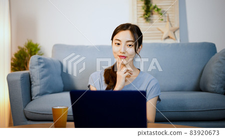 A young woman using a laptop 83920673