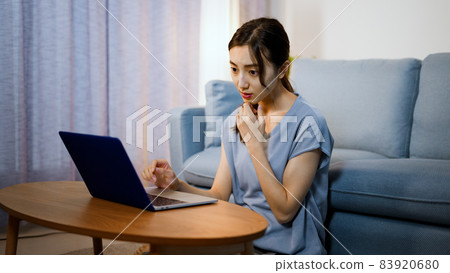 使用膝上型計算機的一個少婦 83920680