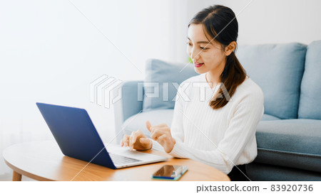 A young woman using a laptop 83920736