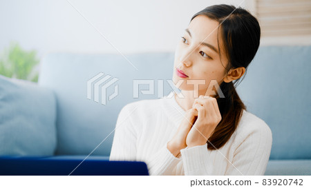 使用膝上型計算機的一個少婦 83920742