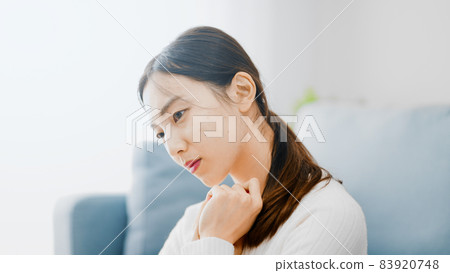 使用膝上型計算機的一個少婦 83920748