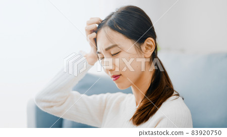 使用膝上型計算機的一個少婦 83920750