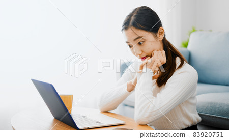 A young woman using a laptop 83920751