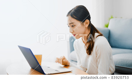A young woman using a laptop 83920753