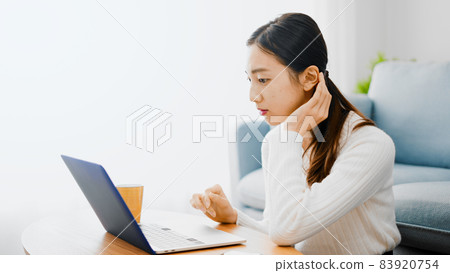 A young woman using a laptop 83920754
