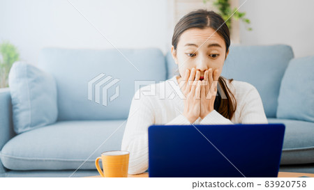 A young woman using a laptop 83920758