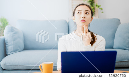 使用膝上型計算機的一個少婦 83920760